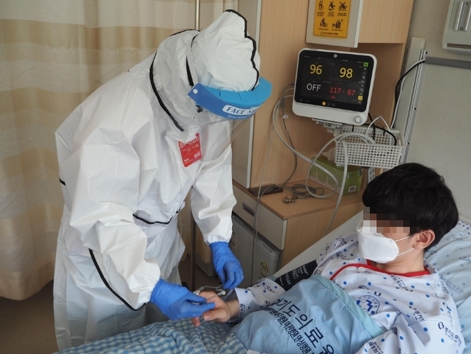 경기도의료원 직원이 코로나19 환자를 살피고 있다(사진=경기도 제공)