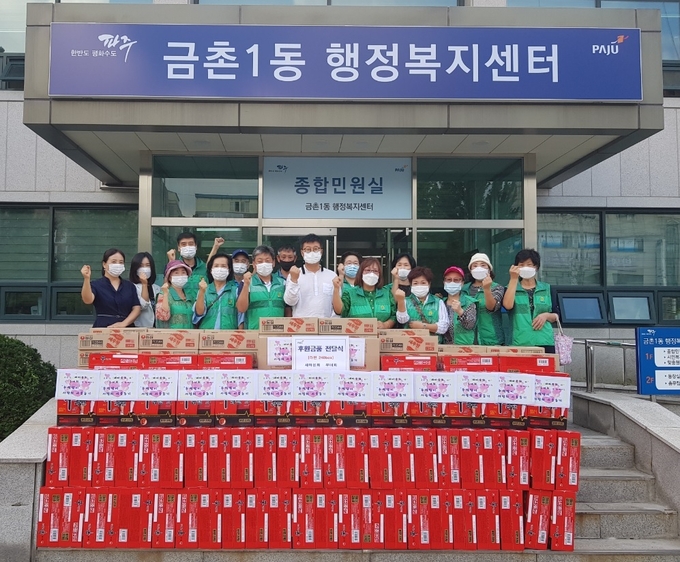 파주 금촌1동 새마을협의회가 라면 240박스를 전달하고 있다. /파주시 제공