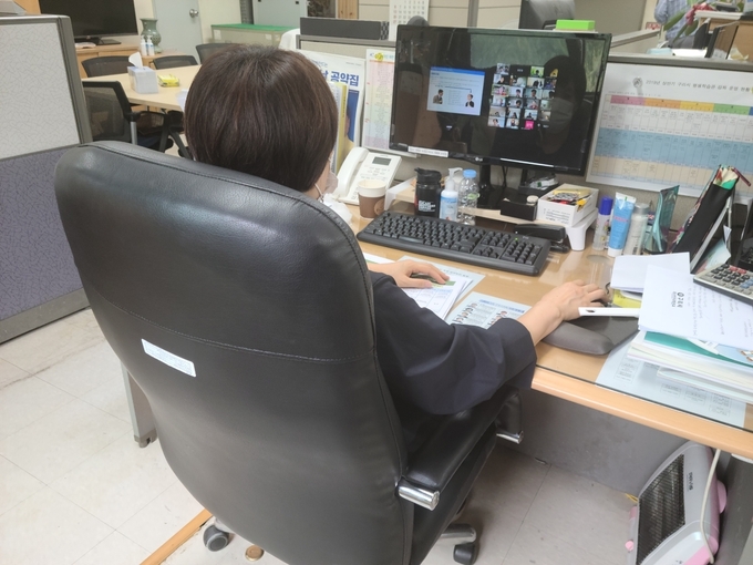 구리시는 지난 12일 민주시민 퍼실리테이터 양성과정에 관심 있는 시민 24명이 참가한 가운데 첫 온라인 화상회의 강의를 실시하고 있다. /구리시 제공