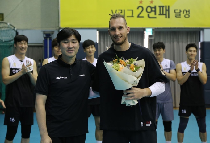 2주간의 자가 격리 기간을 마치고 프로배구 남자부 안산 OK저축은행에 합류한 펠리페(오른쪽)가 석진욱 안산 OK저축은행 감독과 기념촬영을 하고 있다. (사진=OK저축은행 제공)