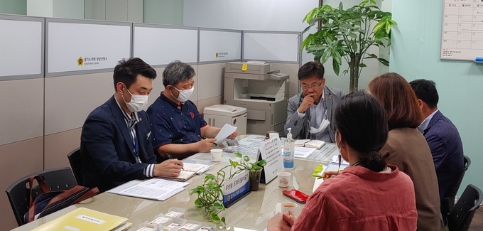 경기도의회 최만식 의원이 생활체육지도자 정규직 전환 관련 정담회를 진행하고 있다. (사진=경기도의회 제공)
