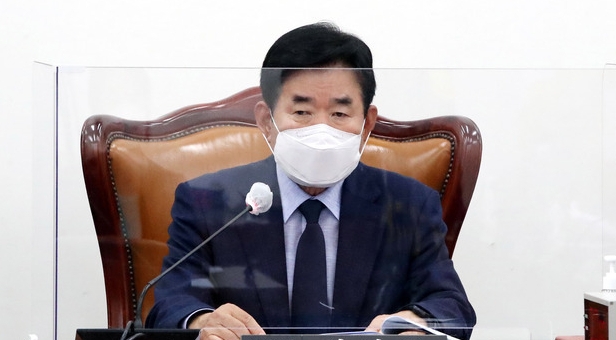 김진표 윤리특별위원회 위원장이 15일 오후 서울 여의도 국회에서 열린 윤리특별위원회 제1차 전체회의를 주재하고 있다. (사진= 국회 공동취재단) 