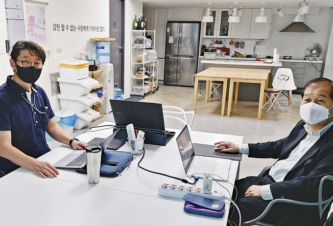 aT-(주)엔에스쇼핑 실무자들이 화상회의를 진행하고 있다. (사진=한국농수산식품유통공사)