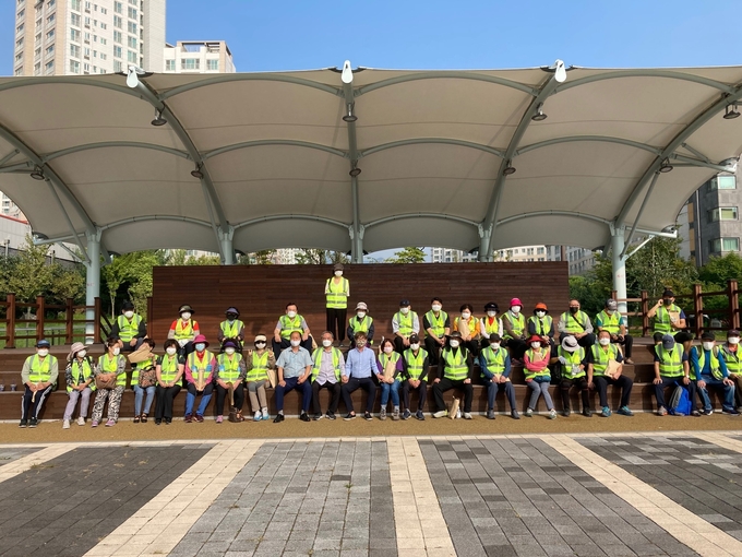남양주시 별내행정복지센터는 15일 코로나19 경제위기 극복을 위한 희망일자리 '땡큐!스몰JOB'참여자 총 48명과 첫 모임을 갖고 클린넷 환경 정비 업무를 시작했다./남양주시 제공