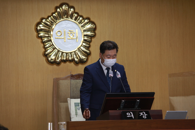 가평군의회 배영식 의장이 제292회 임시회 폐회를 선언하고 있다/ 군의회 제공)