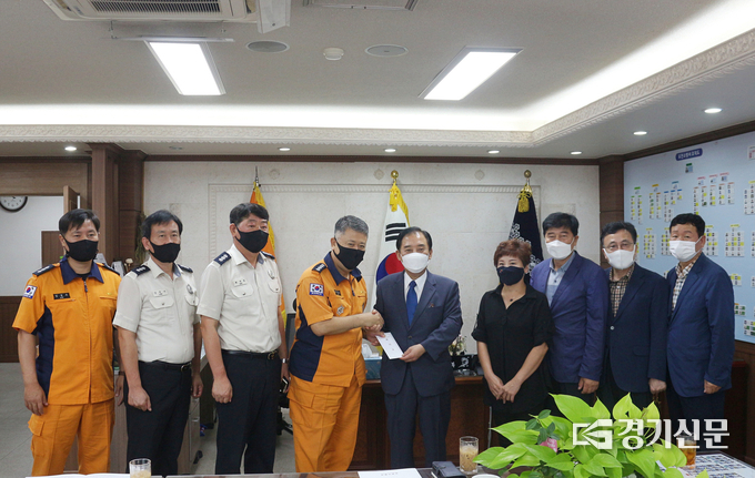 박윤국 포천시장이 한경복 포천소방서장에게 위문금을 전달하고 있다. /포천소방서 제공