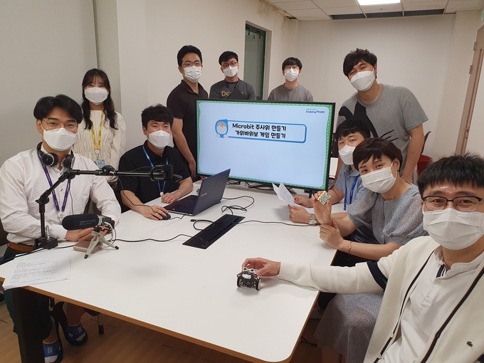 반도체응용과학교실 강의 제작을 위해 모인 삼성전자 DS부문 임직원들의 모습. /삼성전자 제공