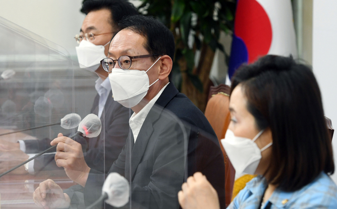 국회 법제사법위원회 소속 국민의힘 김도읍 간사와 의원들이 16일 국회에서 추미애 법무부 장관의 아들 서모씨의 군 휴가 의혹에 관해 기자회견을 하고 있다. (사진=연합뉴스) 