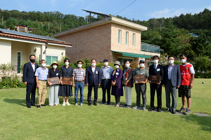 양평군,이 14일 개방정원(양평정원) 4개소에 현판을 전달했다./양평군제공