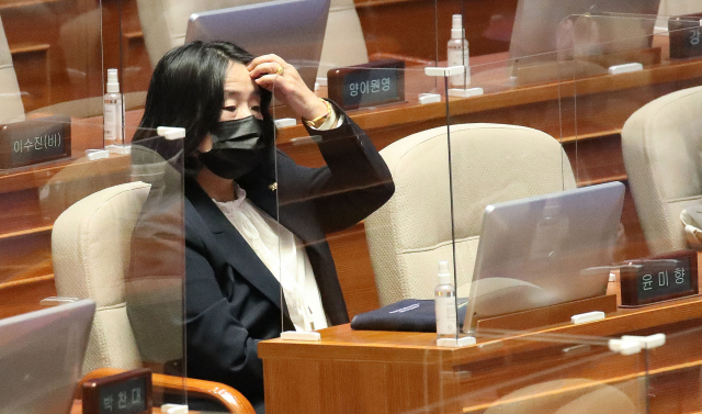 더불어민주당 윤미향 의원이 15일 오후 외교·통일·안보 분야 대정부질문이 열린 국회 본회의장에서 생각에 잠겨 있다. (사진= 연합뉴스) 
