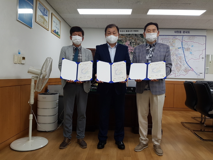 오산시 대원동지역사회보장협의체(위원장 강래출, 공동위원장 김인환)는 15일 오산다원 의료소비자생활협동조합(이사장 박규완)과 관내 저소득 주민 감염질환 예방을 위한 업무협약을 체결했다./오산시제공