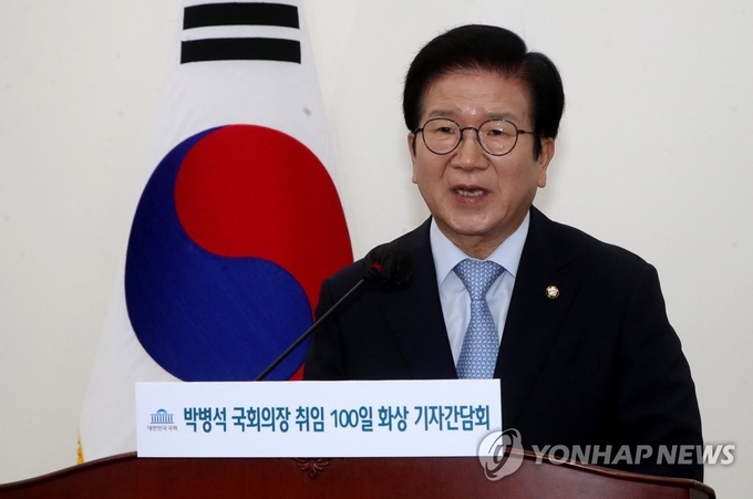 박병석 국회의장이 16일 오후 서울 여의도 국회에서 코로나19 시대에 맞춰 비대면 방식으로 열린 취임 100일 화상 기자간담회에서 인사말을 하고 있다. 사진= 연합뉴스 