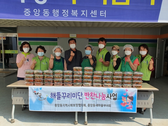 오산시 중앙동지역사회보장협의체(공동위원장 서영오, 우기제)와 새마을 부녀회(회장 김분남)는 지난 15일 열무김치를 손수 만들어 저소득 독거 어르신 등 가구에 전달하는 해뜰꾸리미단 반찬나눔사업을 개최했다./오산시제공