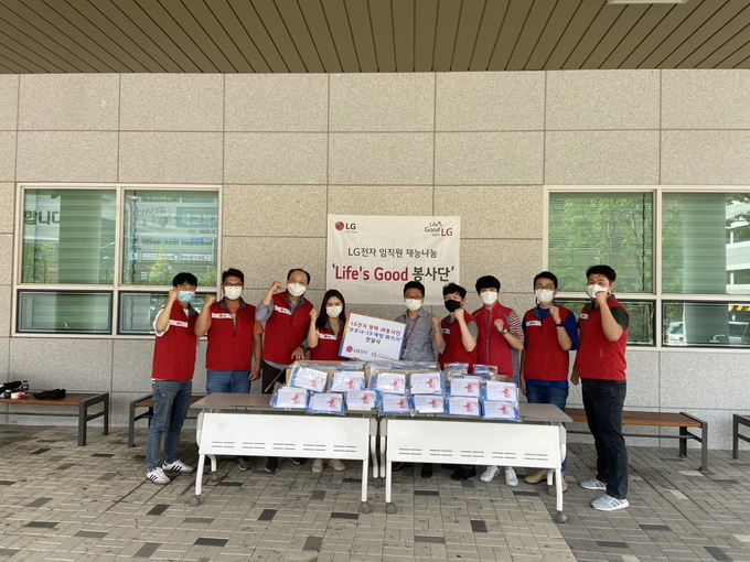 오산세교종합사회복지관(관장 강대봉)은 지난 15일 LG전자 봉사단(서울 트위너스 봉사단, 평택 R&D JB봉사단, 평택 Staff JB봉사단 연합)과 코로나19 예방을 위한 후원품 전달식을 가졌다./세교복지관제공