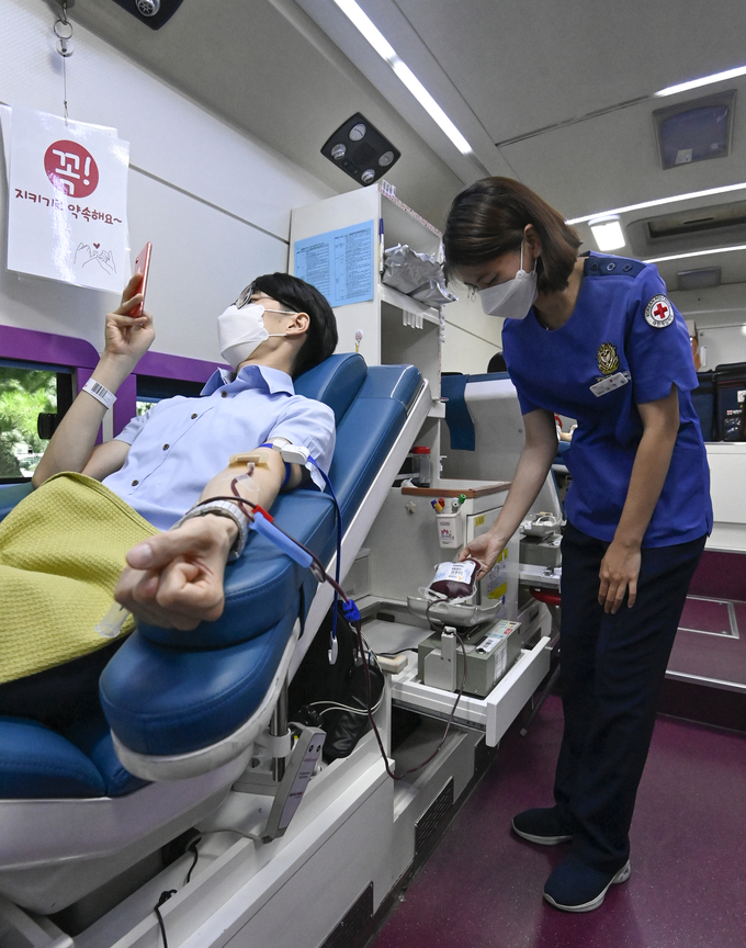 지난 8일 수원시 장안구청에서 '사랑의 헌혈 운동'에 참가한 장안구청 직원들이 헌혈을 하고 있다. (사진=황준선 수습기자)