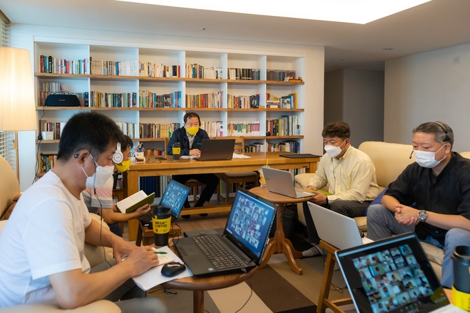 조광한 시장이 16일 출근 전 자택에서 영상회의를 직접 주재하며, 코로나19 확산에 대비해 재택근무를 실시하고 있는 간부 공무원들과 한가위 종합대책, 코로나19 방역, 쓰레기 감량 실태 등에 대해 논의했다. /남양주시 제공