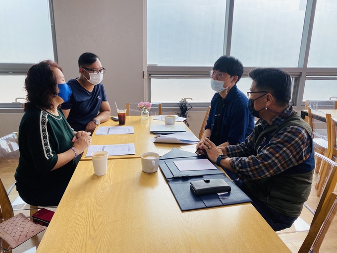 수원시도시지속가능재단 기획공모사업에 선정된 마을 공동체 관계자들이 코로나19 방역 세부 컨설팅을 받고 있다. (사진=수원시 제공)