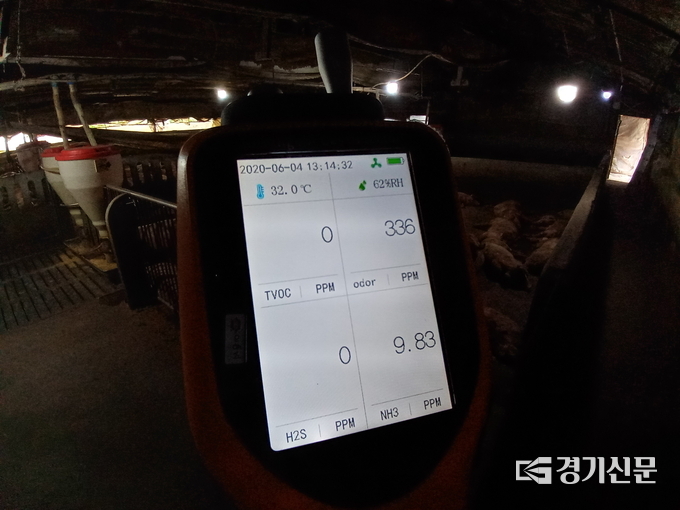 측정된 대기질의 수치가 모니터에 표현되고 있다. 암모니아의 수치가 10ppm 이하인 것을 알 수 있다. /포천시 제공