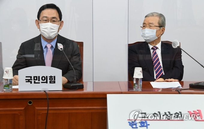 국민의힘 주호영 원내대표(왼쪽)가 17일 오전 서울 여의도 국회에서 열린 비상대책위원회의에서 발언하고 있다. 오른쪽은 김종인 비상대책위원장. (사진= 연합뉴스) 
