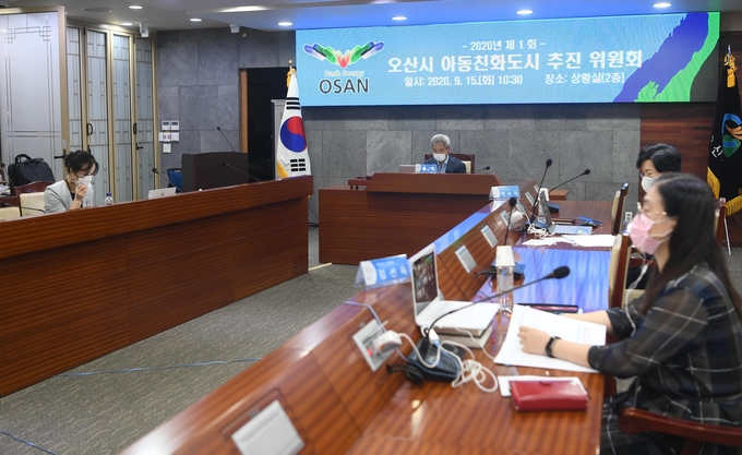 오산시는 지난 15일 ‘제2차 아동친화도시 추진 4개년(2021~2024) 계획 수립’을 위해 ‘2020년 제1회 아동친화도시 추진 위원회’를 온라인으로 개최했다./오산시제공