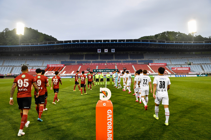 연고지 이전 문제로 악연이 돼 13년 만에 더비가 성사된 부천FC1995와 제주 유나이티드가 19일 부천종합운동장에서 열리는 하나원큐 K리그2 2020 20라운드에서 시즌 세번째 맞대결을 펼친다. 사진은 부천FC와 제주 양 팀 선수들이 입장하는 모습 (사진=부천FC 제공)