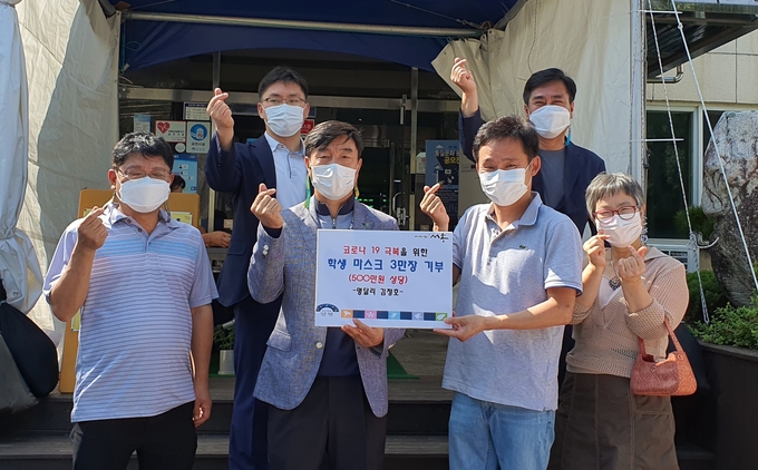 양평군 서종면 기부천사 김정호 씨가 마스크 3만장을 기탁했다./양평군제공