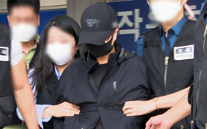 평택의 한 편의점에 차량을 몰고 들어가 난동을 부려 체포된 A(38)씨가 17일 오전 평택경찰서에서 구속 전 피의자 심문 출석을 위해 호송차량으로 이동하고 있다. (사진=연합뉴스 제공)
