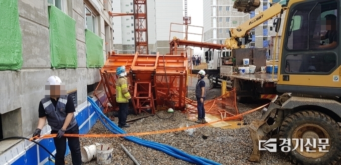 동부건설 평택 고덕신도시 아파트 건설 현장에서 지난 2일 인부 2명이 추락, 사망사고가 발생했다. 이 현장은 환경법 상습위반으로 과태료, 경찰 고발까지 당했다./송탄소방서제공