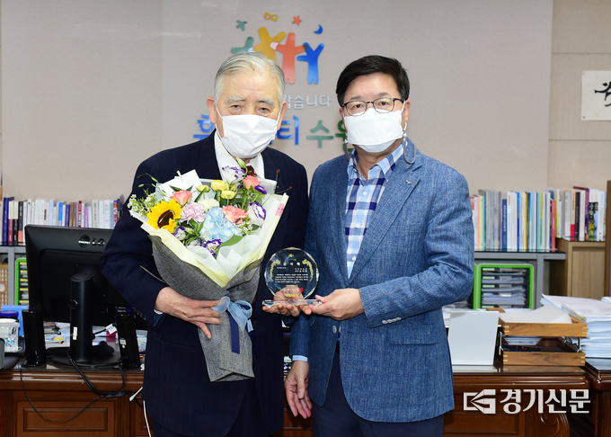 감사패 전달 후 염태영 시장(오른쪽)과 김이환 관장이 기념촬영을 하고 있다.. (사진=수원시 제공)