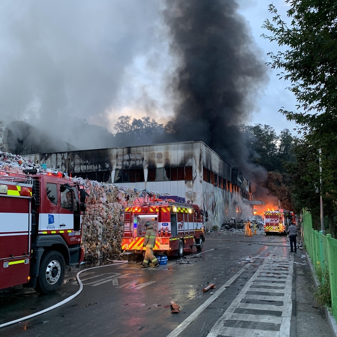 18일 오전 1시 54분쯤 수원 영통구 하동 수원시자원순환센터에서 발생한 화재가 약 4시간 만에 진화됐다. (사진=경기도소방재난본부 제공)