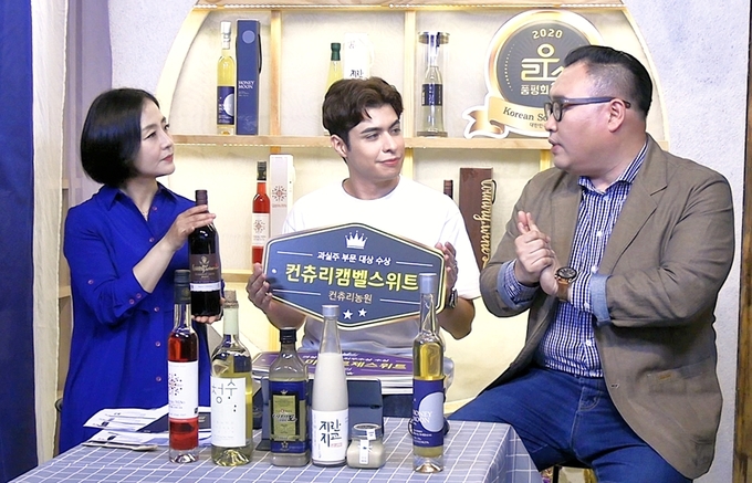 한국농수산식품유통공사는 지난 16일 네이버 쇼핑라이브를 통해 올해의 우리술 특집 1차 라이브커머스 방송을 진행했다. (사진=한국농수산식품유통공사)