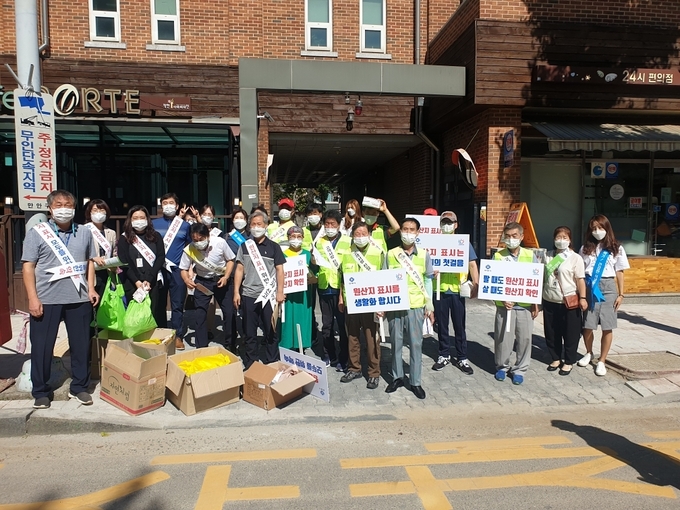 안양시가 중안시장에서 원산지 표시 캠페인을 벌이고 있다.