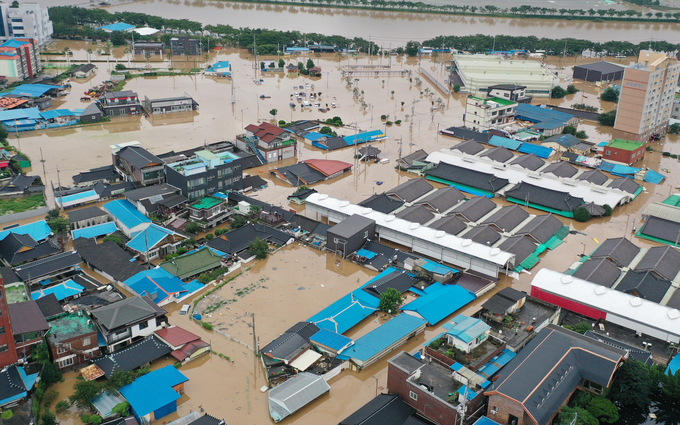 지난달 8일 오후 전남 구례군 구례읍 주택가가 폭우로 침수돼 있다. (사진=연합뉴스 제공)