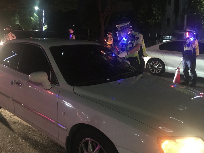 18일 밤 수원시청 앞 일제 음주단속이 시행되고 있다. (사진=김민기 기자)