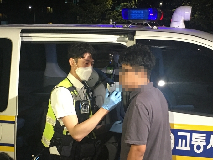 19일 오전 경수대로 일대에서 음주측정이 진행 중이다. (사진=김민기 기자)