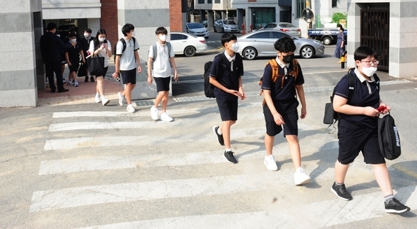 교육부가 21일부터 수도권 학생들의 등교 수업 재개를 결정했다. 사진은 초등학교 5~6학년과 중학교 1학년 학생 등교 수업이 시작된 지난 6월 8일 수원 원천중학교 학생들이 등교하고 있는 모습. (사진=경기신문 DB)