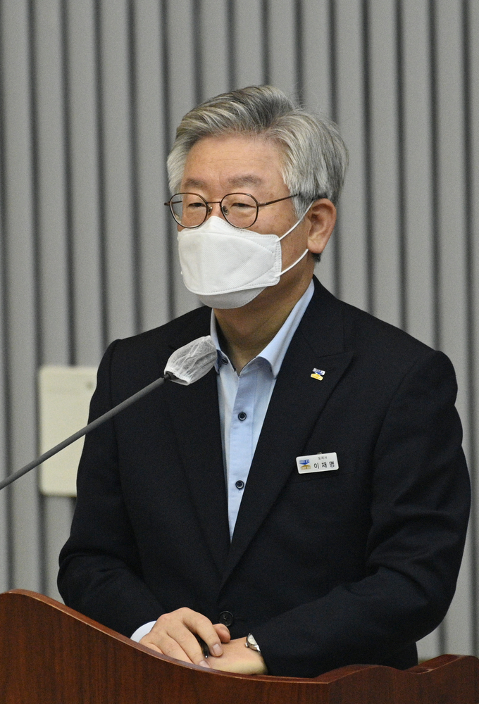 17일 열린 경기도의회 제346회 임시회 제2차 본회의에서 이재명 도지사가 도정 질의에 답하고 있다. (사진=조병석 기자)