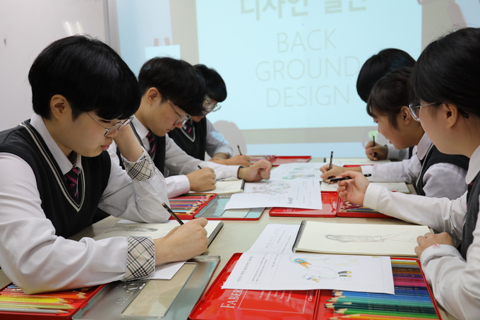 경기모바일과학고 모바일그래픽디자인과 학생들이 디자인 수업을 듣고 있다. (사진=경기모바일과학고 제공)