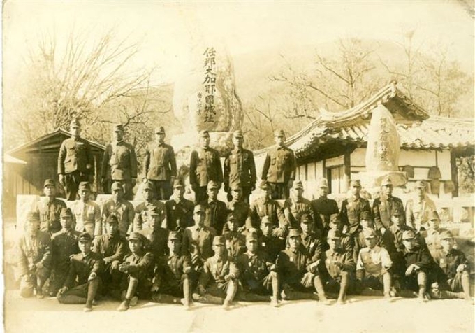 경북 고령에서 일본군 단체 사진. 이마니시 류는 경북 고령에 임나일본부 본부가 있었다고 주장했고, 일본군들은 한국을 점령한 것이 과거사의 영광을 되찾은 것이라고 생각했다.