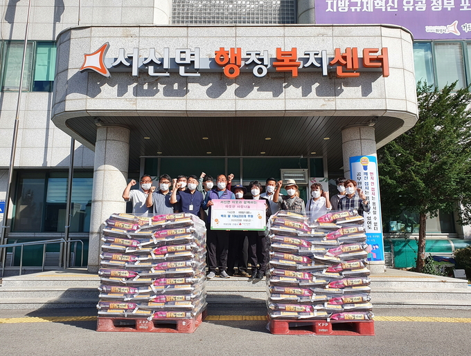 화성시 서신면 소재 신흥사에서 추석을 앞두고 지역내 어려운 가정을 위한 후원활동으로 백미 200포를 화성시에 전달했다./화성시제공