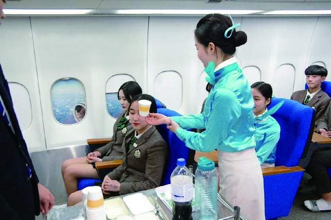 퍼스트클래스 동아리에서 승무원 교육을 받고 있는 학생들. (사진=경일관광경영고등학교 제공)