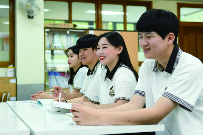 수업 중인 공공행정과 학생들. (사진=경일관광경영고등학교 제공)