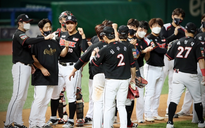 9월 들어 14승 4패로 0.778이라는 높은 승률을 보이며 리그 3위까지 도약한 kt 위즈가 내친김에 선두권 진입에 도전한다. 사진은 지난 19일 SK 와이번스와 원정경기에서 승리한 kt 선수들의 모습. (사진=kt 위즈 제공)