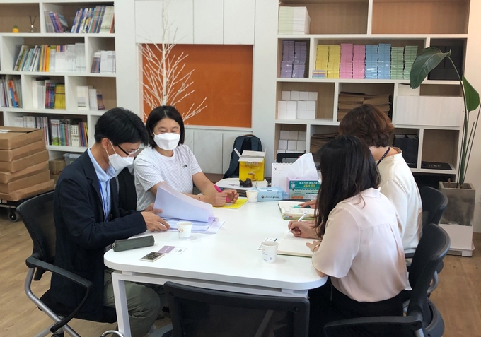 충청남도 출연 연구기관인 충남복지재단 정책연구팀이 남양주시의 인생다모작사업의 정책방향 및 주요내용에 대한 조언을 구하기 위해 지난 18일 남양주시를 방문했다./남양주시 제공
