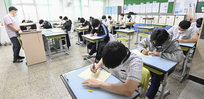 2021학년도 대학수학능력시험 전 마지막 모의평가가 시행된 16일 수원시 팔달구 수원고등학교에서 고3 수험생들이 시험을 준비하고 있다. (사진=황준선 수습기자)