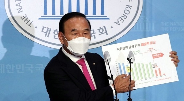국회 국토교통위원회 위원 당시 피감기관들로부터 공사를 특혜 수주했다는 의혹이 제기된 국민의힘 박덕흠 의원이 21일 서울 여의도 국회 소통관에서 기자회견을 하고 있다. (사진=연합뉴스) 