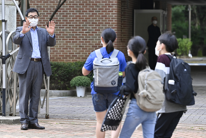 21일 오전 군포 한얼초등학교 학생들이 등교를 하고 있고, 선생님이 등교하는 학생들을 반기고 있다. (사진=황준선 수습기자)