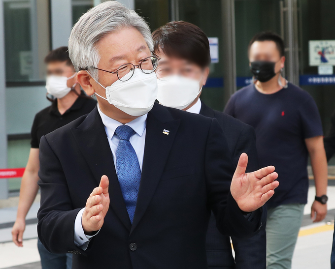 '친형 강제입원' 사건과 관련한 허위사실공표 혐의로 항소심에서 당선무효형에 처해졌다가 대법원의 무죄 취지 판결을 받은 이재명 경기도지사가 21일 오후 경기도 수원시 영통구 수원고등법원에서 열린 파기환송심 첫 재판을 마치고 나오며 지지자들을 향해 거리두기를 지켜달라고 하고 있다. (사진=연합뉴스 제공)