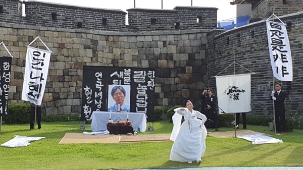 지난해 9월 수원 화서문 서북공심돈에서 진행된 '극단 성'의 故 김성열 대표 노제. 류근영 한국무용가의 추모 공연, 살풀이. (사진=강경묵 기자)