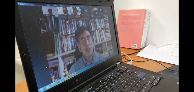 새 하늘과 새 땅을 꿈꾸던 개혁군주 ‘정조대왕’의 각색과 연출을 맡은 고동업 선생. 화상 연습이 진행되고 있는 장면. (사진=강경묵 기자)
